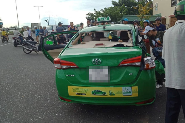 Taxi Mai Linh va chạm với xe tải khi chạy hướng bãi biển Cửa Đại về Hội An, 1 hành khách tử vong-1