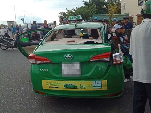 Taxi Mai Linh va chạm với xe tải khi chạy hướng bãi biển Cửa Đại về Hội An, 1 hành khách tử vong