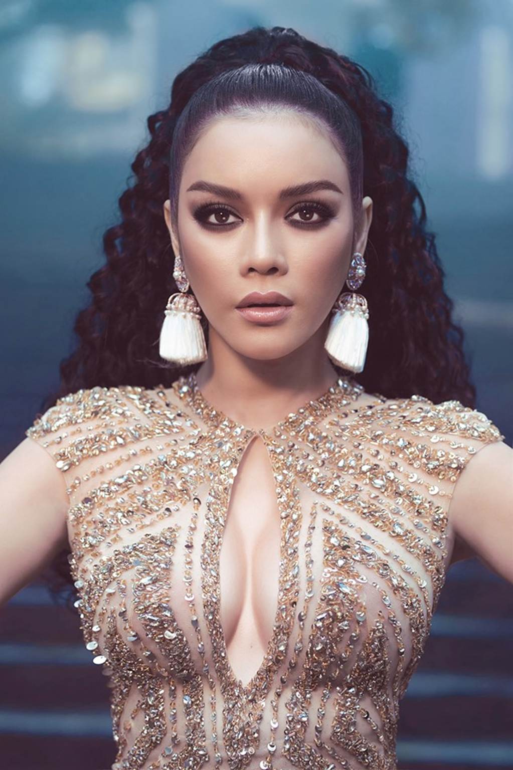 Lý Nhã Kỳ mặc váy khoe vòng 1 gợi cảm hút mắt dưới trời lạnh 12 độ-1