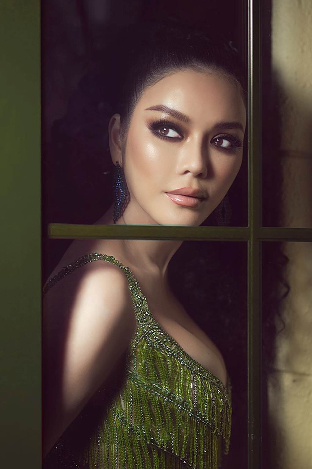 Lý Nhã Kỳ mặc váy khoe vòng 1 gợi cảm hút mắt dưới trời lạnh 12 độ-11