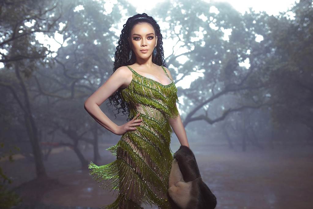 Lý Nhã Kỳ mặc váy khoe vòng 1 gợi cảm hút mắt dưới trời lạnh 12 độ-6