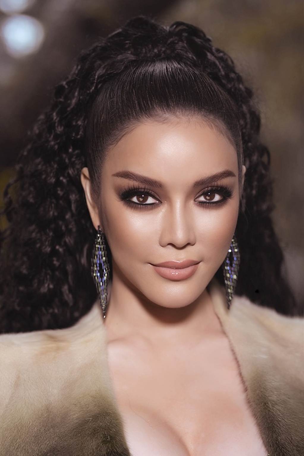 Lý Nhã Kỳ mặc váy khoe vòng 1 gợi cảm hút mắt dưới trời lạnh 12 độ-7