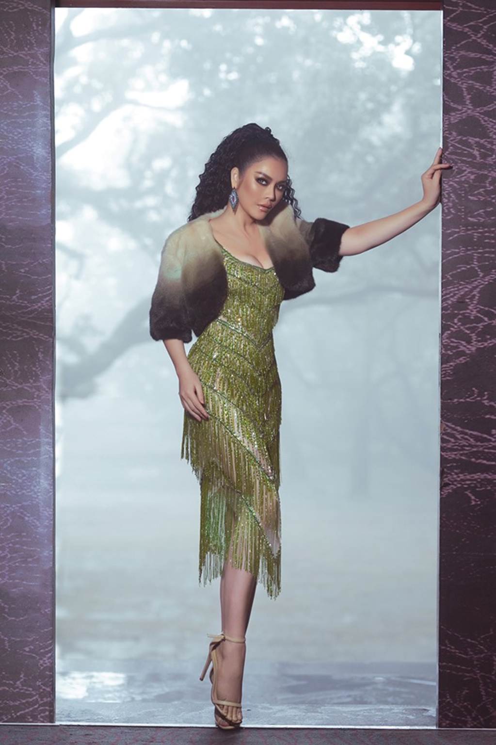 Lý Nhã Kỳ mặc váy khoe vòng 1 gợi cảm hút mắt dưới trời lạnh 12 độ-8