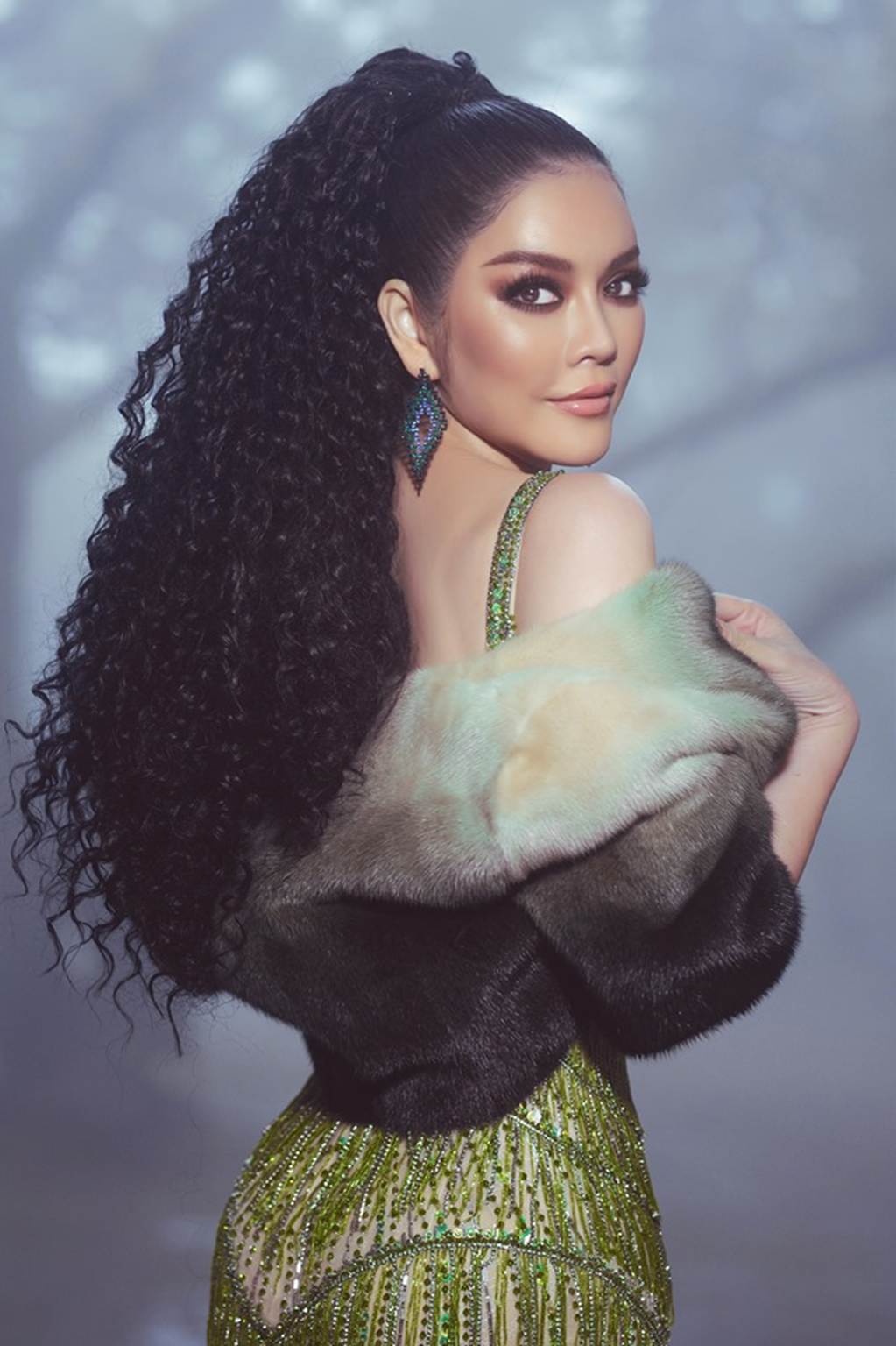 Lý Nhã Kỳ mặc váy khoe vòng 1 gợi cảm hút mắt dưới trời lạnh 12 độ-9