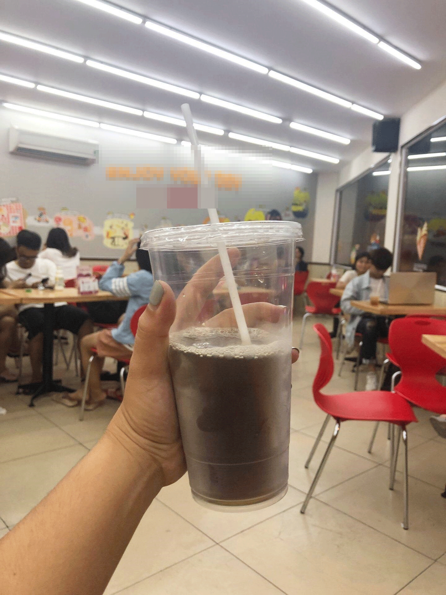 Mua nước mà hết đá thì khách sẽ được cốc đầy hay vơi? - câu hỏi gây tranh cãi từ vụ cửa hàng tiện lợi nổi tiếng Hà Nội bị tố bán cốc trà chanh chỉ có phân nửa-2