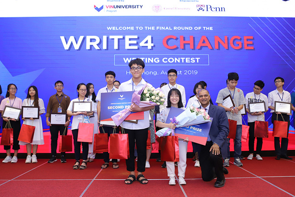 Nữ sinh 17 tuổi giành giải nhất cuộc thi viết luận bằng tiếng Anh Write4Change-4