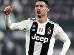 Cười nghiêng ngả với biểu cảm cực đắt giá của Ronaldo khi chứng kiến Messi ẵm danh hiệu cao quý ngay trước mắt-8