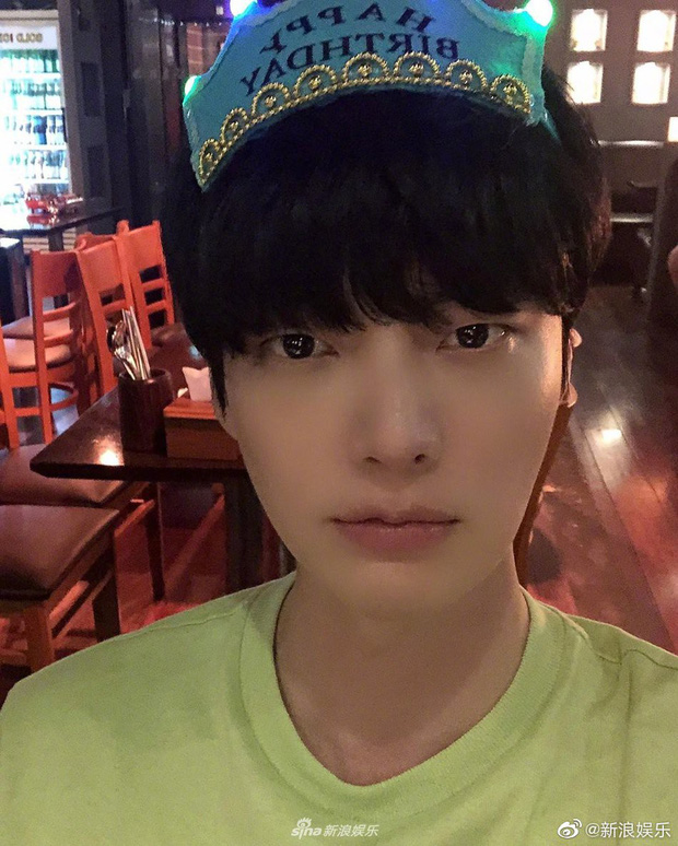 Lộ ảnh Ahn Jae Hyun một mình ngồi giữa 3 cô gái xinh đẹp đón sinh nhật gây xôn xao: Bằng chứng ngoại tình là đây?-1