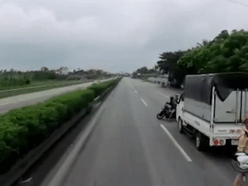 Tài xế xe biển xanh tát CSGT ở Thanh Hoá chỉ là người sửa xe hộ?-2