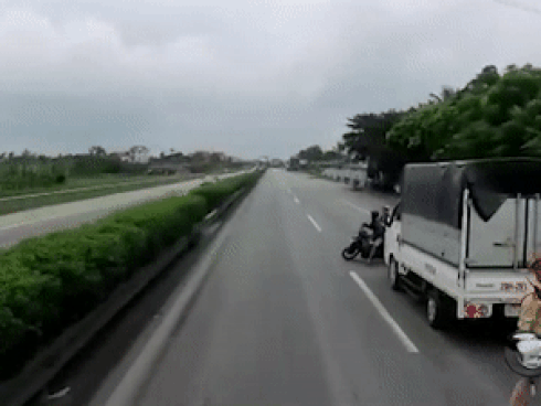 Tài xế 'phanh cháy lốp' tránh người điều khiển xe máy bỏ chạy CSGT