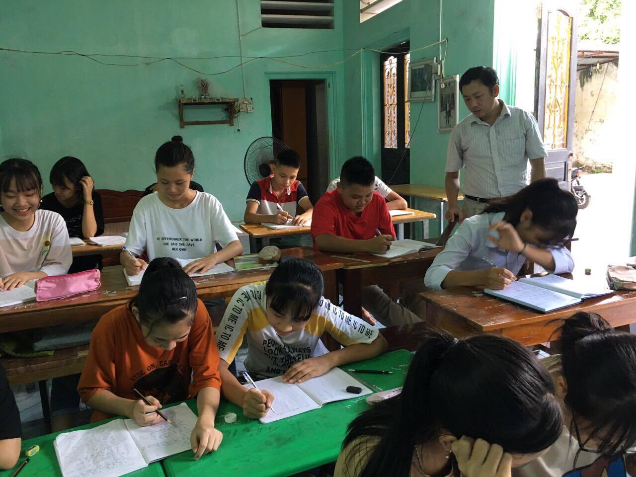 Đứng cổng trường nhìn thấy đồng nghiệp đi dạy, tôi ứa nước mắt”-3