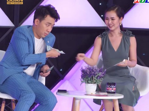 Trấn Thành mang cả ba lô tiền mặt đến trường quay khiến đồng nghiệp ngỡ ngàng
