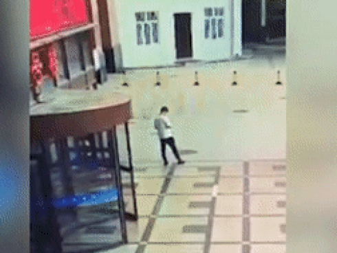 Rợn người khoảnh khắc bệnh nhân nhảy lầu tự tử rơi trúng người bên dưới
