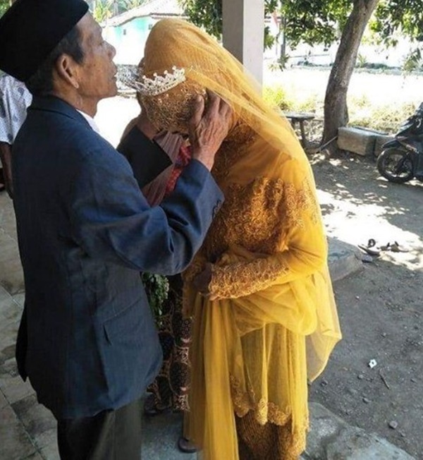 Đám cưới ông cháu gây xôn xao dư luận: Cô dâu 27 tuổi phải lòng ông lão 83, hạ quyết tâm lấy bằng được-2