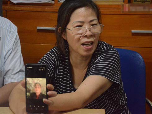 Nhiều tuyến phố ngập sâu sau mưa lớn, người dân vất vả di chuyển, đẩy xe chết máy cả cây số-15