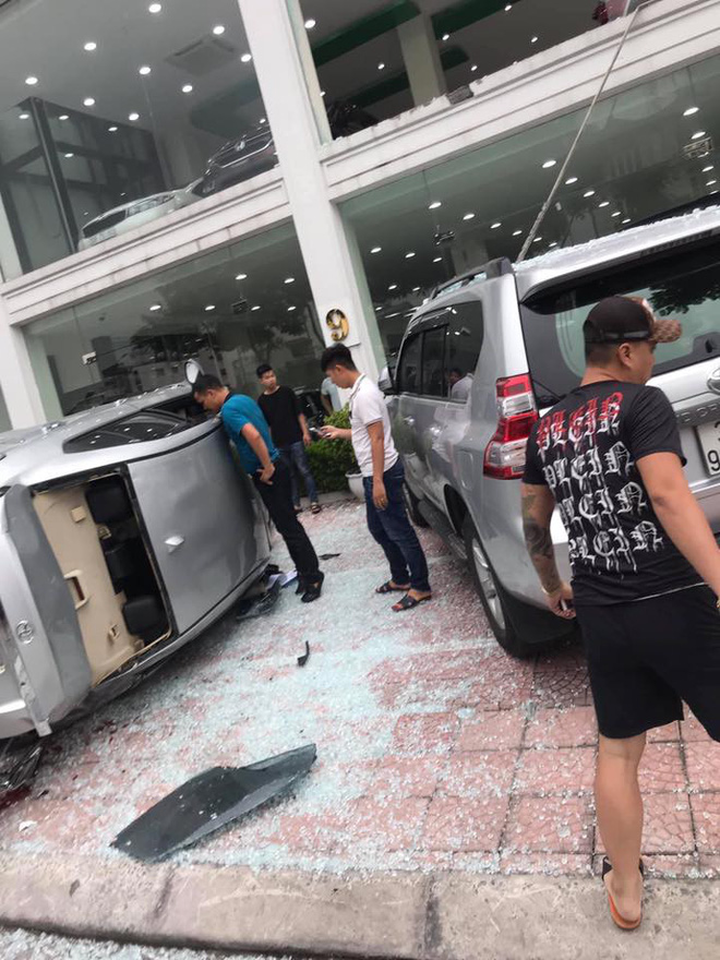 Hà Nội: Bay từ tầng 2 showroom xuống, chiếc Vios khiến 2 ô tô dưới đất gặp họa-1