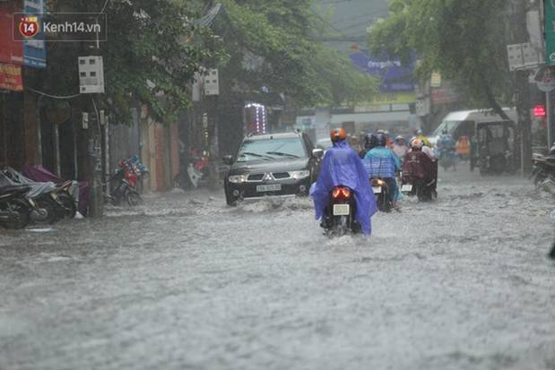 Nhiều tuyến phố ngập sâu sau mưa lớn, người dân vất vả di chuyển, đẩy xe chết máy cả cây số-1