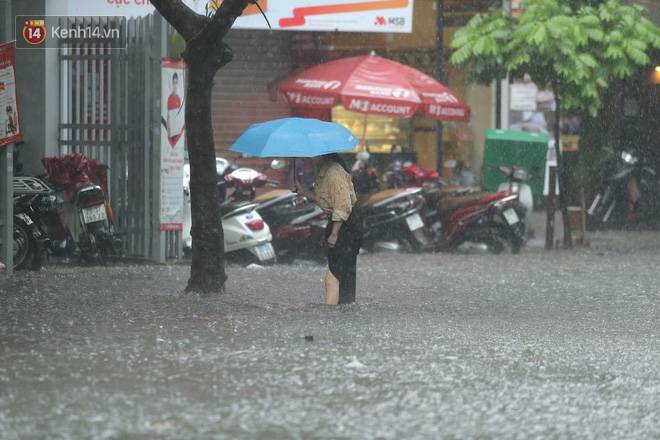 Nhiều tuyến phố ngập sâu sau mưa lớn, người dân vất vả di chuyển, đẩy xe chết máy cả cây số-12