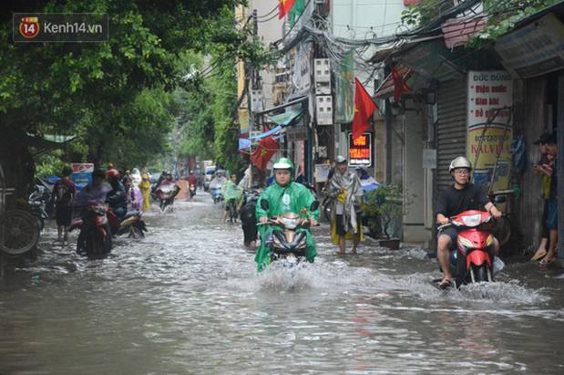 Nhiều tuyến phố ngập sâu sau mưa lớn, người dân vất vả di chuyển, đẩy xe chết máy cả cây số-6