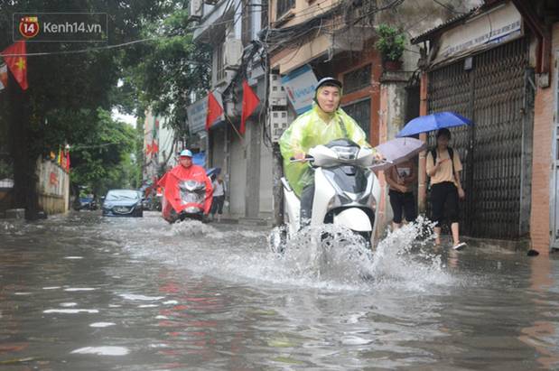 Nhiều tuyến phố ngập sâu sau mưa lớn, người dân vất vả di chuyển, đẩy xe chết máy cả cây số-7