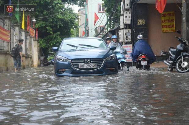 Nhiều tuyến phố ngập sâu sau mưa lớn, người dân vất vả di chuyển, đẩy xe chết máy cả cây số-8