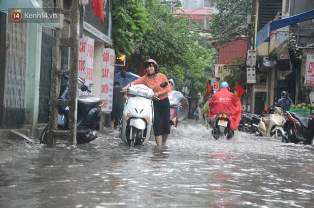 Nhiều tuyến phố ngập sâu sau mưa lớn, người dân vất vả di chuyển, đẩy xe chết máy cả cây số-9