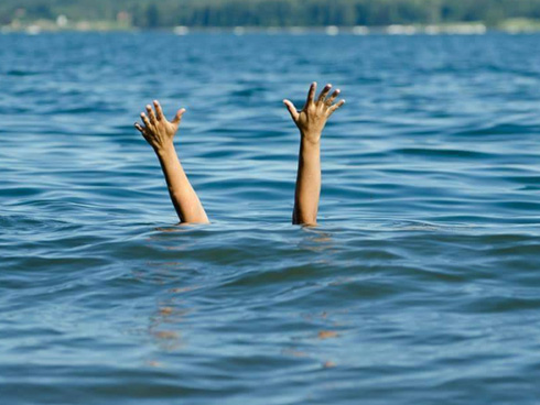 Tai nạn đuối nước thương tâm: 2 đứa trẻ trượt chân té sông, bố cùng bạn bè nhảy xuống cứu, kết quả tất cả đều mất tích-3