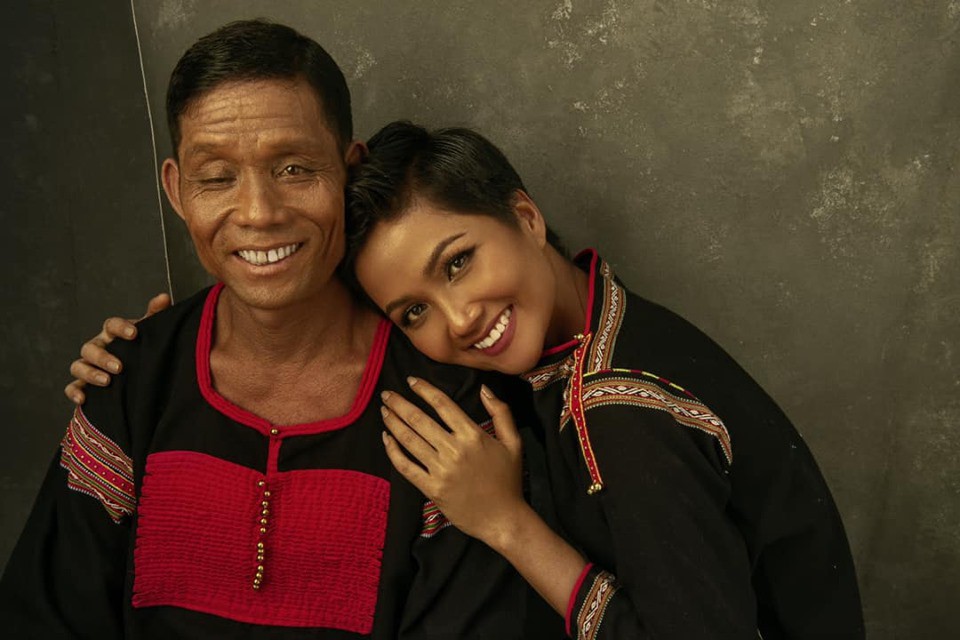 Hoa hậu HHen Niê thẳng thừng đáp trả khi bị nói gia đình không hề khó khăn, khổ sở như công chúng vẫn biết-4