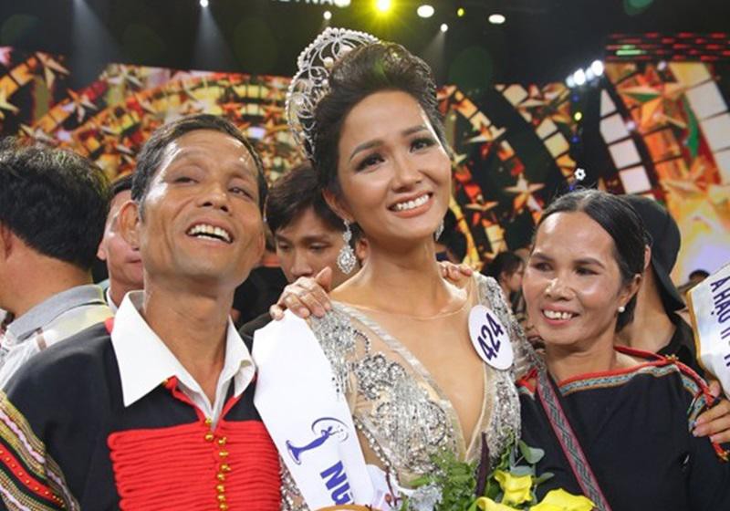 Hoa hậu HHen Niê thẳng thừng đáp trả khi bị nói gia đình không hề khó khăn, khổ sở như công chúng vẫn biết-5