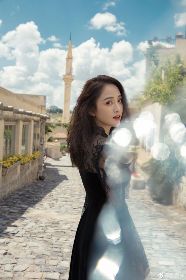 Những cô gái được dân Trung Quốc ca ngợi liếc một cái là nghiêng thành-14