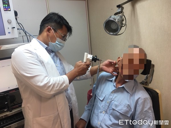 Sau 1 lần thư giãn ở quán cắt tóc, cụ ông khiến bác sĩ khiếp vía vì thấy thứ này trong tai-2