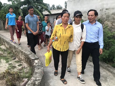Nữ sinh nghèo