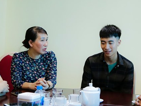 Mẹ mất sớm, thủ khoa Học viện Báo chí và Tuyên truyền từng nhặt ve chai phụ nuôi các em thơ-3