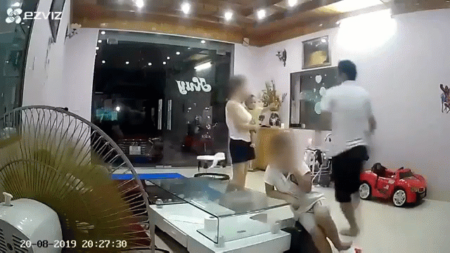 Danh tính người chồng đánh vợ túi bụi trước mặt 2 con nhỏ: Là cán bộ Kho bạc nhà nước được đánh giá hòa đồng, cởi mở-1