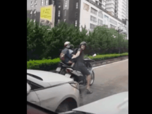 Thanh niên vờ ngất xỉu giữa đường trong lúc cãi nhau với bạn gái-1