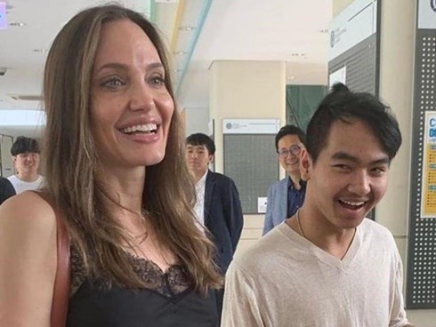 Angelina Jolie xúc động trong ngày đưa Maddox đi nhập học