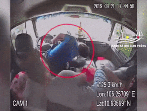 Tài xế tử vong vì... đứt xích khi ô tô kéo nhau lên dốc-2