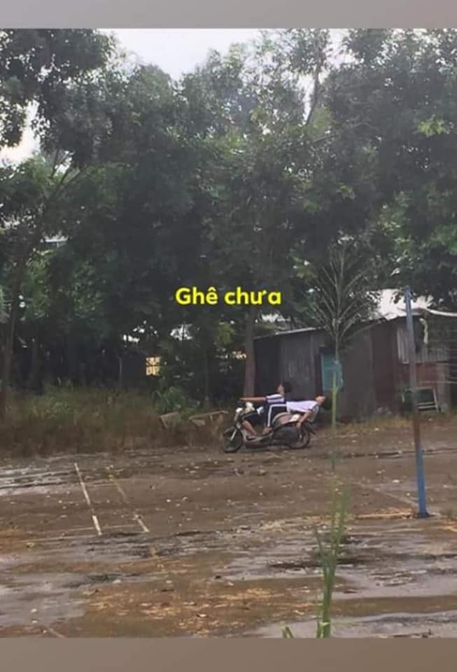 Ngả ngớn trên xe máy sau cơn mưa, hai thanh niên nhận cái kết chổng vó lên trời-2