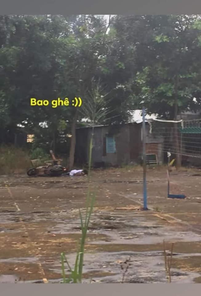 Ngả ngớn trên xe máy sau cơn mưa, hai thanh niên nhận cái kết chổng vó lên trời-3