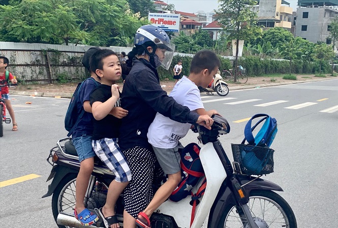 Phụ huynh chật vật vì trường thiếu phòng học-1