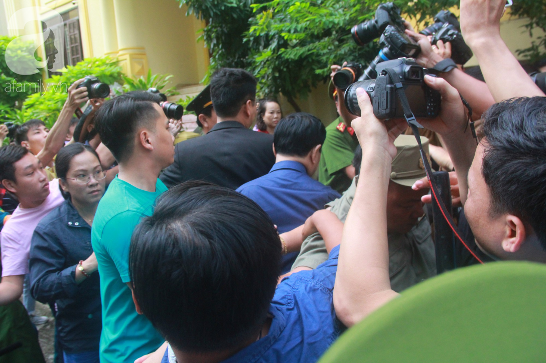 Nguyễn Hữu Linh bị tuyên phạt 18 tháng tù giam cho tội Dâm ô bé gái trong thang máy Sài Gòn-10