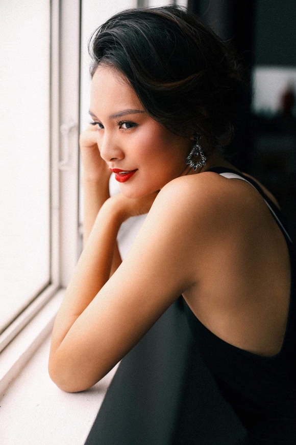 Hoa hậu Hương Giang cuốn hút với gam màu đen - trắng-2
