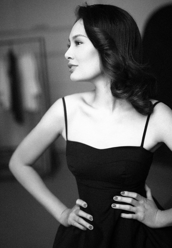 Hoa hậu Hương Giang cuốn hút với gam màu đen - trắng-3