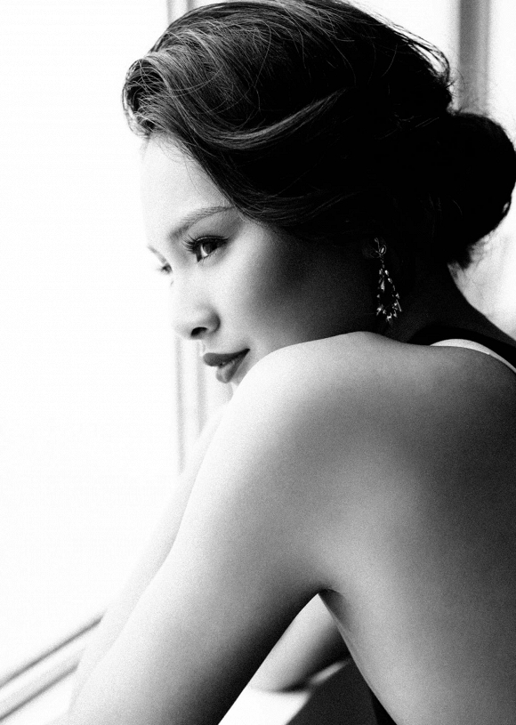 Hoa hậu Hương Giang cuốn hút với gam màu đen - trắng-4