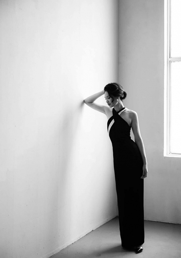 Hoa hậu Hương Giang cuốn hút với gam màu đen - trắng-7