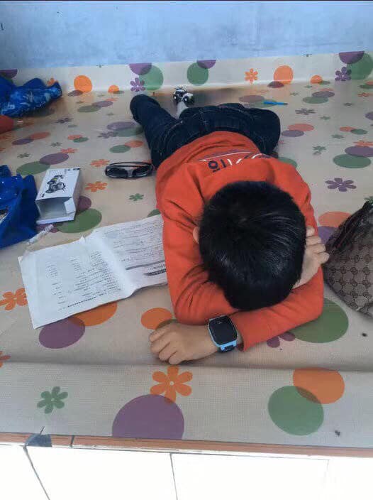 Cậu bé khóc lóc vì bài tập làm gần xong bỗng dưng mất hết chữ, dân mạng cười không nhặt được miệng khi biết lý do-4