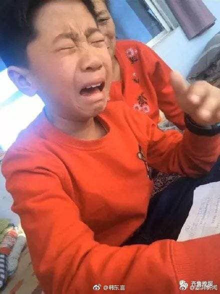 Cậu bé khóc lóc vì bài tập làm gần xong bỗng dưng mất hết chữ, dân mạng cười không nhặt được miệng khi biết lý do-3