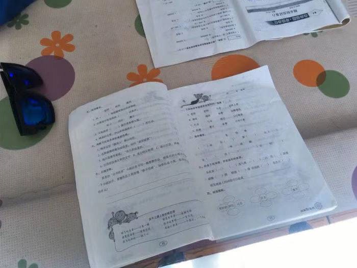 Cậu bé khóc lóc vì bài tập làm gần xong bỗng dưng mất hết chữ, dân mạng cười không nhặt được miệng khi biết lý do-2