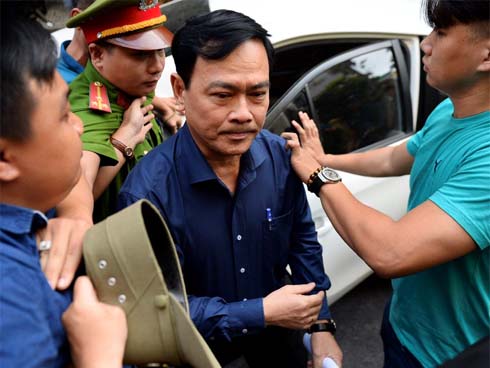 Ông Nguyễn Hữu Linh thất thần, ngồi sụp xuống ghế sau khi bị tuyên án 18 tháng tù-5