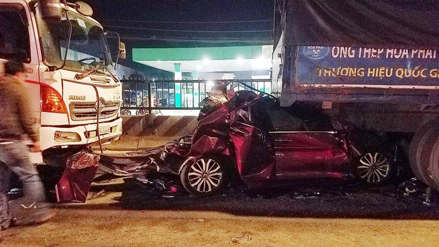 4 người trong gia đình gào khóc kêu cứu khi ô tô bị tông vò nát trên quốc lộ-1